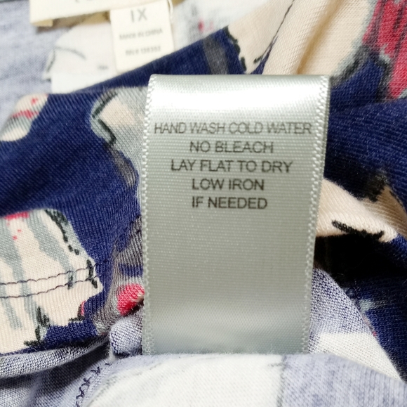 Loralette Blue Floral Cage Neck Tunic Top Size 1X - Picture 9 of 9